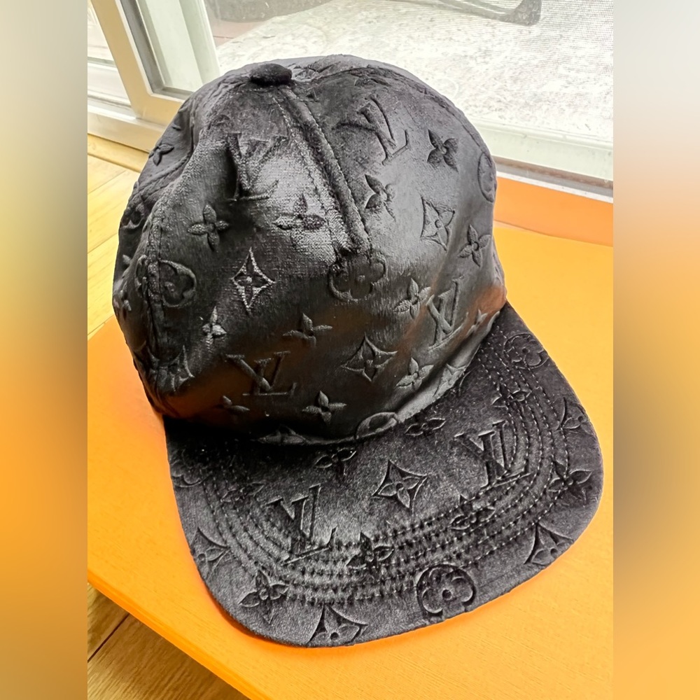Selling brand new Louis Vuitton baseball cap never worn purchased